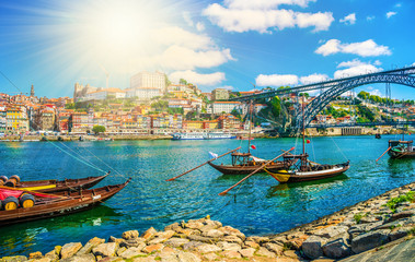 Dom Luis I bridge and traditional boats on Rio Douro river in Porto, Portugal - obrazy, fototapety, plakaty