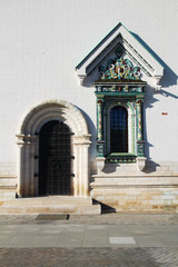 Obraz premium A tiled window and an old door at New Jerusalem monastery, Russia