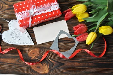Bukiet tulipanów i prezenty