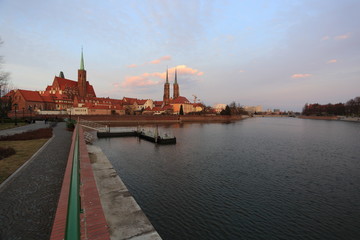 Katedra Św. Jana Czrzciciela, Wrocław nad rzeką Odrą po zachodzie słońca.