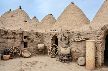 Traditionele bijenkorf-modderstenen woestijnhuizen, gelegen in Harran, Sanliurfa/Turkije. Deze gebouwen zijn bedekt met koepelvormige daken en zijn gemaakt van modder en geborgen baksteen.