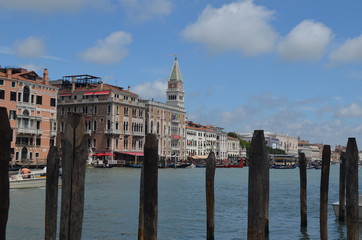 Wenecja, widok z wody na główne nabrzeże, przez drewniane pale