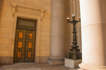Capitolio Nacional, El Capitolio. A huge Golden door with bas-reliefs and a lantern. Havana. Cuba