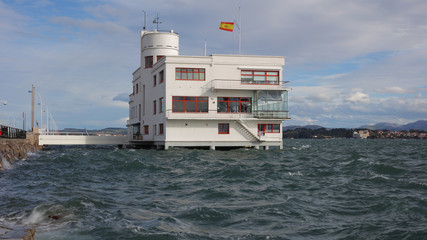 Real Club Marítimo en la Bahía de Santander, Cantabria, España