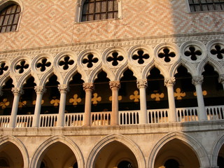 Wenecja, słońce tańczy na fasadzie Pałacu Dożów w spokojne popołudnie