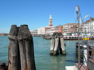 Wenecja, widok z laguny poprzez drewniane pale - obrazy, fototapety, plakaty