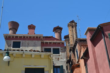 Kolorowe nietypowe kominy weneckich domów, Wenecja
