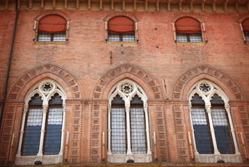 Obraz premium Widok z przodu starego budynku z ozdobnymi oknami. Bolonia, Włochy