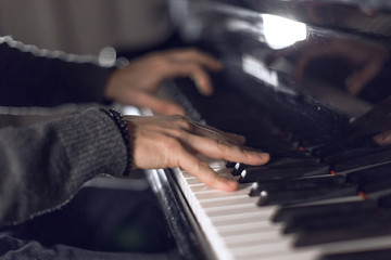 Obraz premium Hands of the pianist on the piano