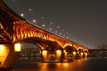 Fototapeta na wymiar 서울 한강의 성수대교 야경