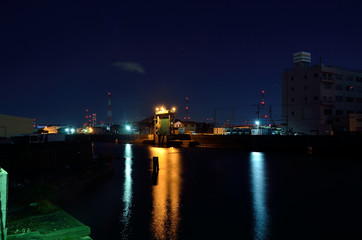 Fototapeta na wymiar 夜の水門