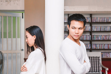 Obraz premium Serious couple talking in the living room