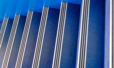 escalier avec moquette bleue et nez de marches en aluminium