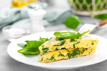Photo sur Plexiglas Oeufs sur le plat Omelette aux feuilles d& 39 épinards. Omelette sur assiette, oeufs brouillés