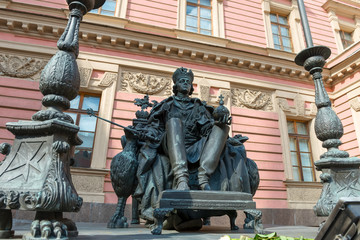 Fototapeta na wymiar RUSSIA, SAINT PETERSBURG - AUGUST 18, 2017: Monument to the Russian Emperor Paul I in the courtyard of the Mikhailovsky Castle