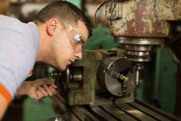 Metal Milling Machine And Manual Woker