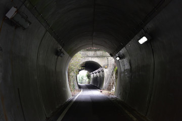 日本の線路跡のトンネル