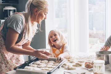 Abwaschbare Fototapete Kochen Mama kocht mit Tochter in der Küche