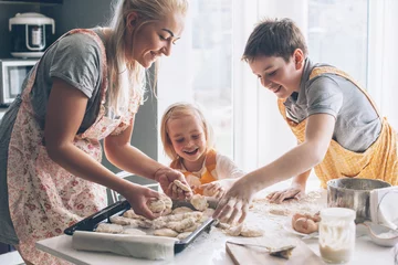 Keuken foto achterwand Koken Mama kookt met kinderen in de keuken