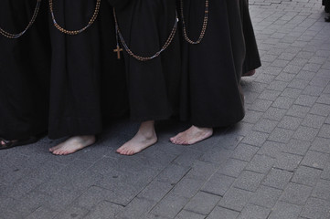 Nazarenos caminando descalzos