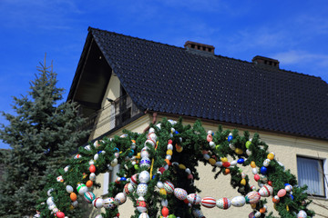 Kolorowe jajka Wielkanocne na tle dachu budynku. - obrazy, fototapety, plakaty