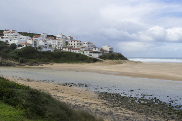 Praia de Odeceixe und die Flussmündung des Ribeira da Odeceixe, Odeceixe, Algarve, Distrikt Faro, Portugal, Europa