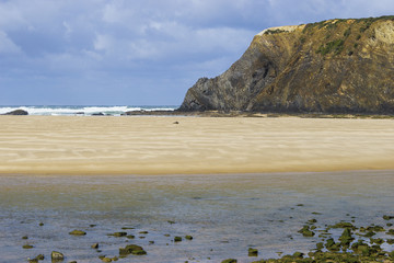 Praia de Odeceixe und die Flussmündung des Ribeira da Odeceixe, Odeceixe, Algarve, Distrikt Faro, Portugal, Europa