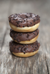 trio de donuts au chocolat empilés 