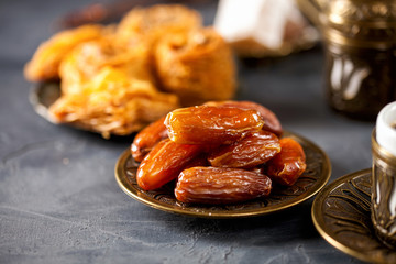  Dried dates and coffee