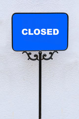 Blaues Schild mit Aufschrift - closed