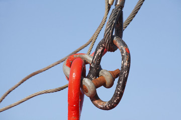 Alter rostiger Karabinerhaken