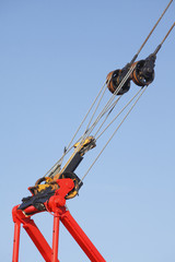 Seilzug an einem Schwimmkran