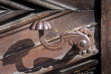 Detail von einem kunstvoll geschmiedeten Türgriff einer alten Kirchentür 