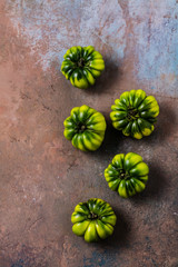 Grüne Fleischtomaten auf Rustikalem Hintergrund