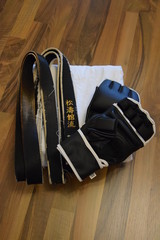 Karate-Anzug mit Schwarzgurt und Faustschutz