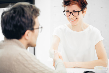 Obraz premium Business meeting in office. job interview: female executive is meeting candidate and talking