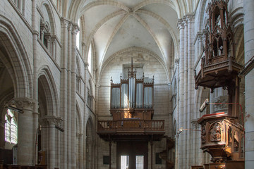 Fototapeta na wymiar Chablis. Les orgues de l'église-collégiale Saint-Martin. Yonne, France