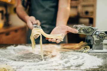 Tissu par mètre Cuisinier Chef cooking fettuccine in pasta machine
