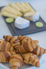 Backwaren und aufschnitt zum Frühstück essen
