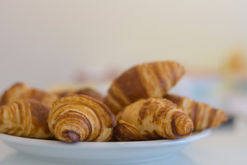 Coissant als Frühstück - Französisches Frühstück mit frischen Backwaren