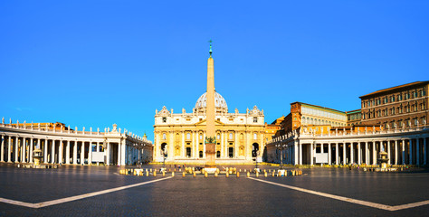 Fototapeta premium St. Peters Basilica in the morning in Vatican City