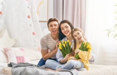 Fototapeta premium daughter with dad congratulating mom
