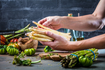 Koch mit Spargel und Tomaten (Gemüse)