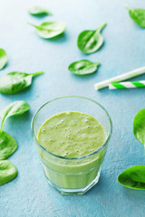 Obraz na płótnie Canvas Green spinach smoothie for diet and healthy food.