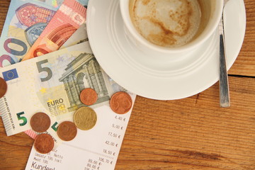 leere Kaffeetasse mit Geld