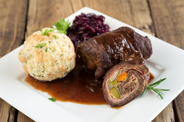 Roulade mit Rotkohl und Semmelknödel