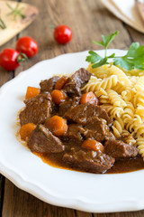 Gulasch mit Nudeln
