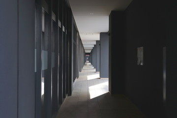 一点透視図法（ピロティ式の長い歩廊）/ One-point perspective: Piloti-style long walkway