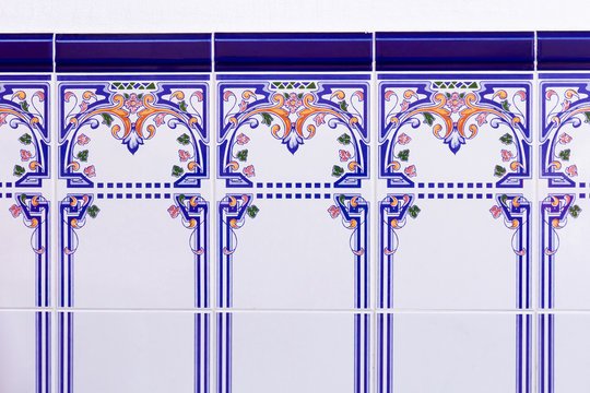Azulejos con motivos florales decorando  zocalo de pared  