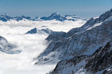 Fototapeta na wymiar Sicht vom Gipfel des Jungfraujoch Richtung Wallis